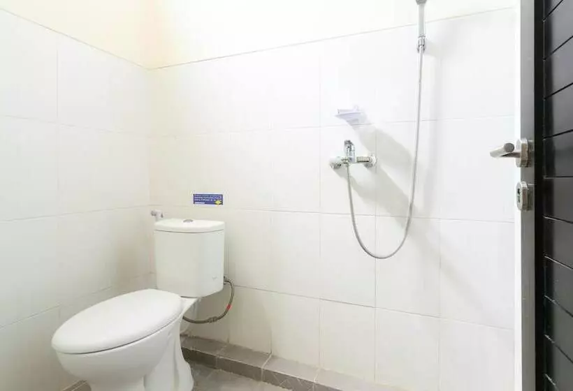 Majatalo Reddoorz Syariah Near Purwosari Train Station