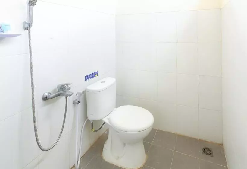 Majatalo Reddoorz Syariah Near Purwosari Train Station