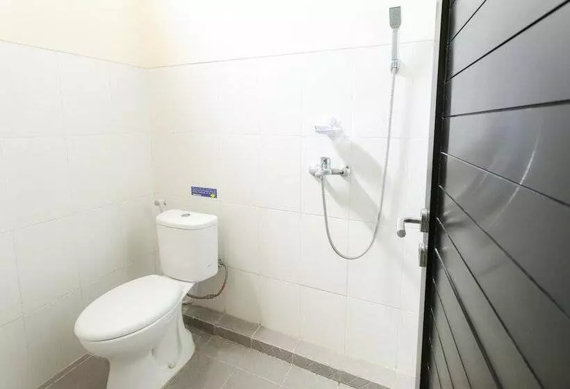 Majatalo Reddoorz Syariah Near Purwosari Train Station