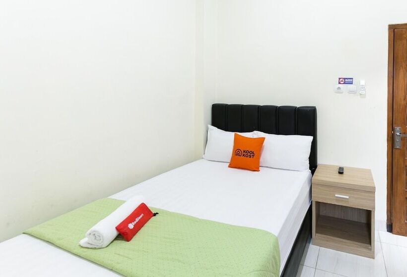 بنسيون Reddoorz Syariah Near Purwosari Train Station