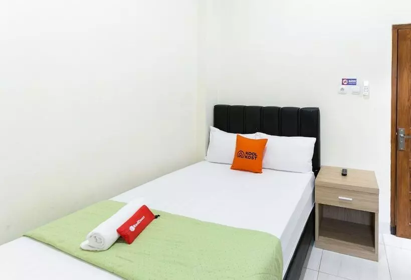 Majatalo Reddoorz Syariah Near Purwosari Train Station