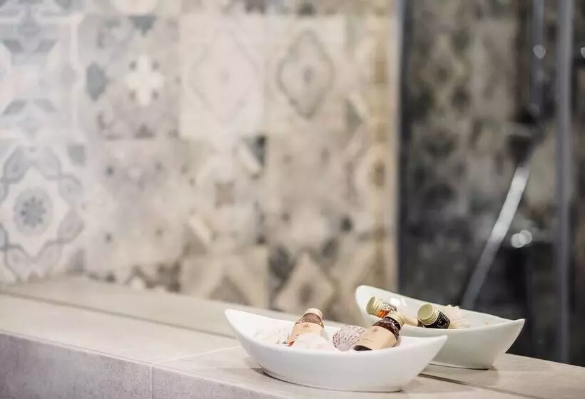 Six Suites, Old Town