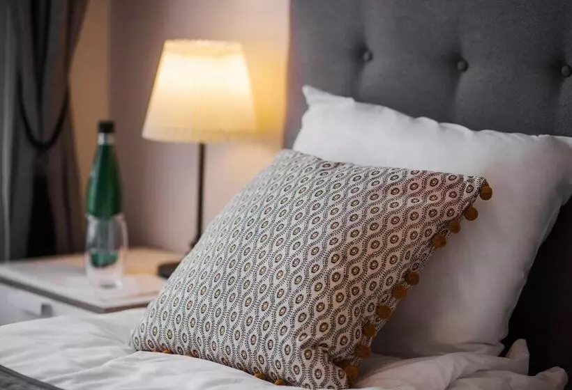 Six Suites, Old Town