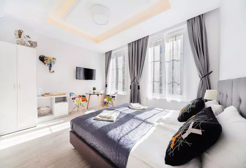 Six Suites, Old Town