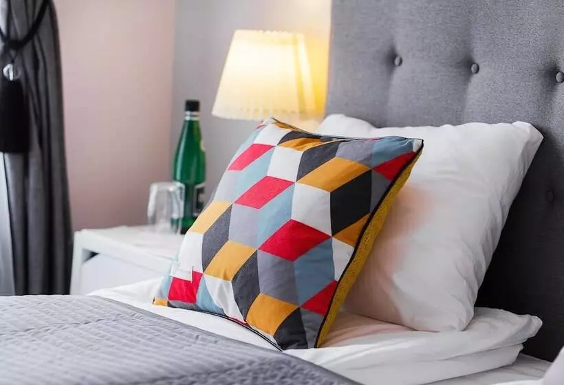 Six Suites, Old Town