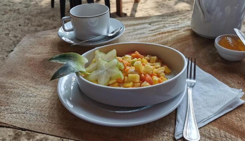 בית מלון כפרי Turtle Bay Beach Resort