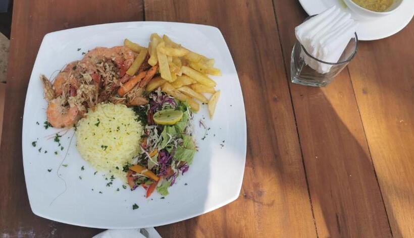 בית מלון כפרי Turtle Bay Beach Resort