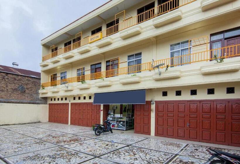 Spot On 2076 Hotel Stadion