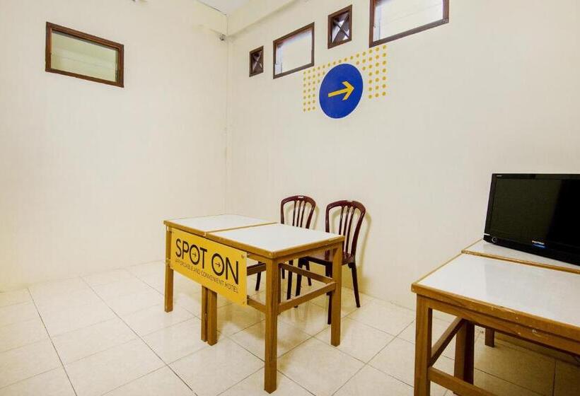 Spot On 2076 Hotel Stadion