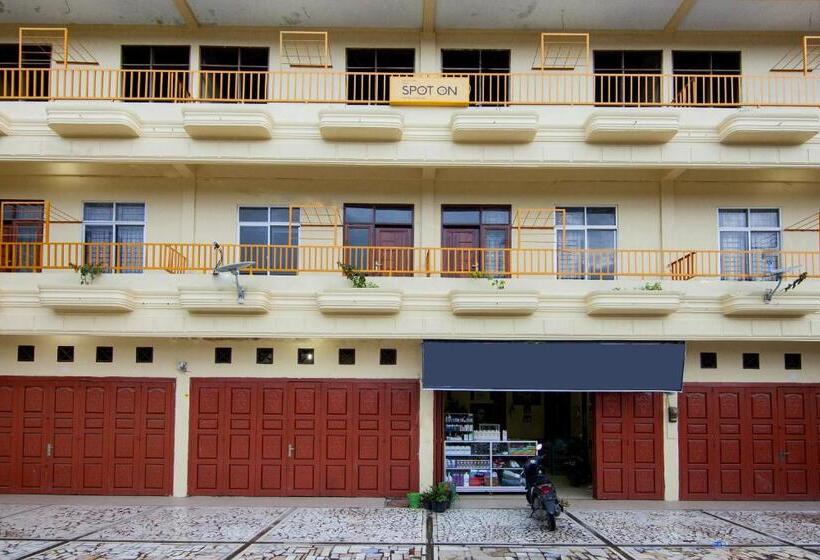 Spot On 2076 Hotel Stadion