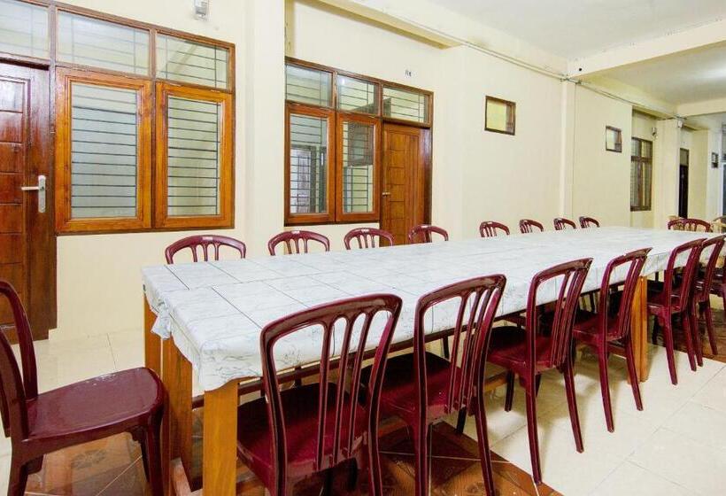 Spot On 2076 Hotel Stadion