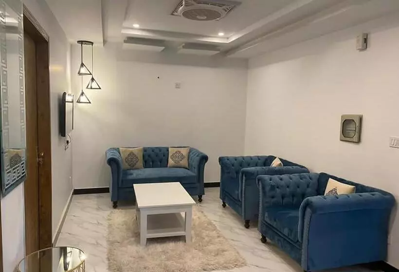 پانسیون The Family Den