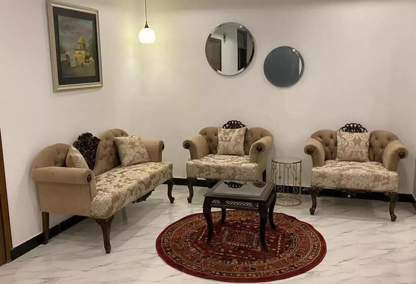 پانسیون The Family Den