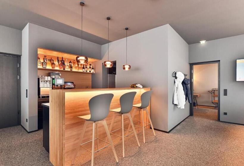 هتل Warth52 W52 Apartments