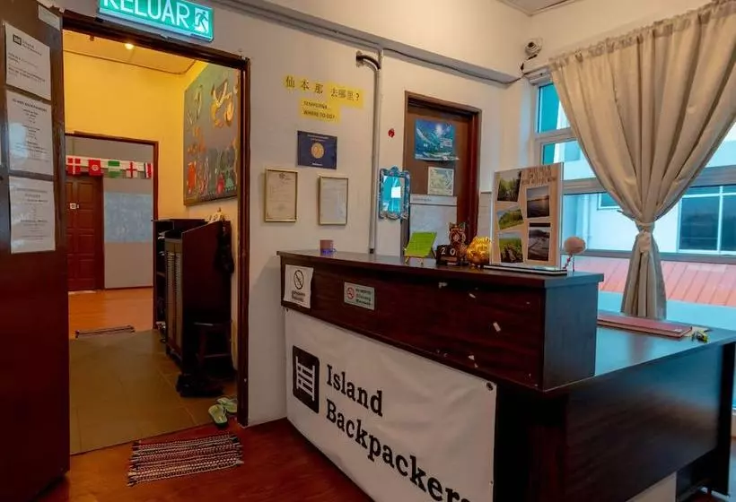 هتل Zen Rooms Island Backpackers