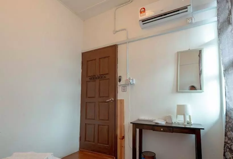 هتل Zen Rooms Island Backpackers