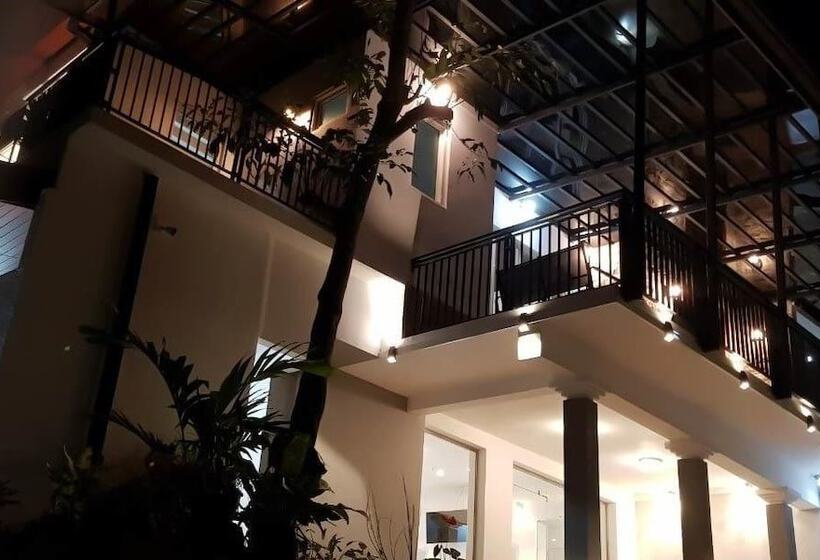 Silver Sign Hotel And Gem Gallery