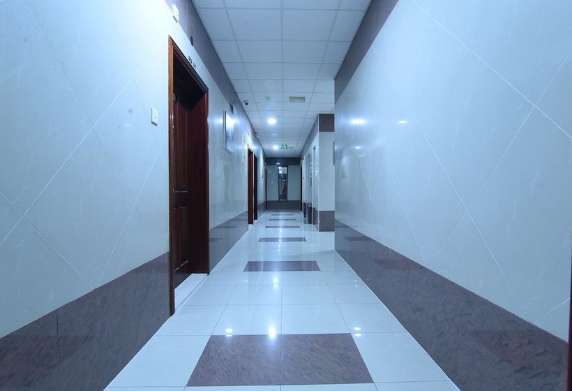 호텔 California Suites By Oyo Rooms