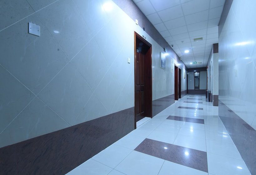 호텔 California Suites By Oyo Rooms