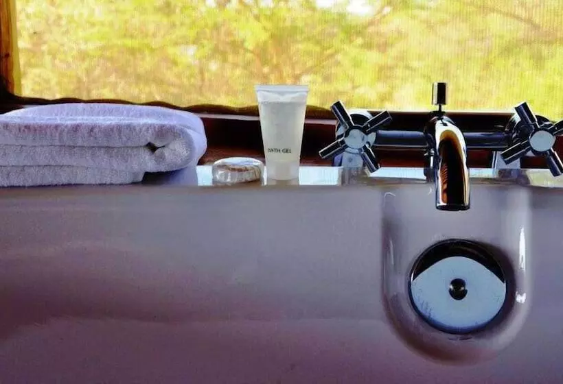 هتل Kabalega Wilderness Lodge