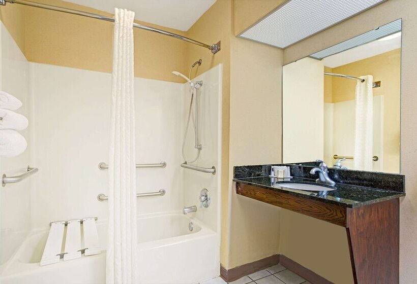 Отель Baymont By Wyndham Smithfield