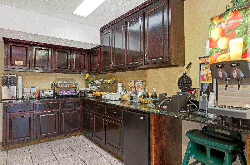 Отель Baymont By Wyndham Smithfield