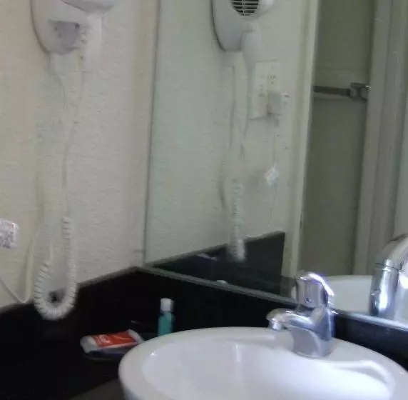 Отель Econo Lodge Inn & Suites