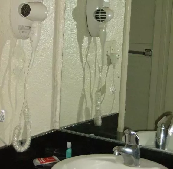 Отель Econo Lodge Inn & Suites