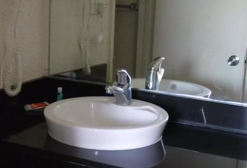 Отель Econo Lodge Inn & Suites