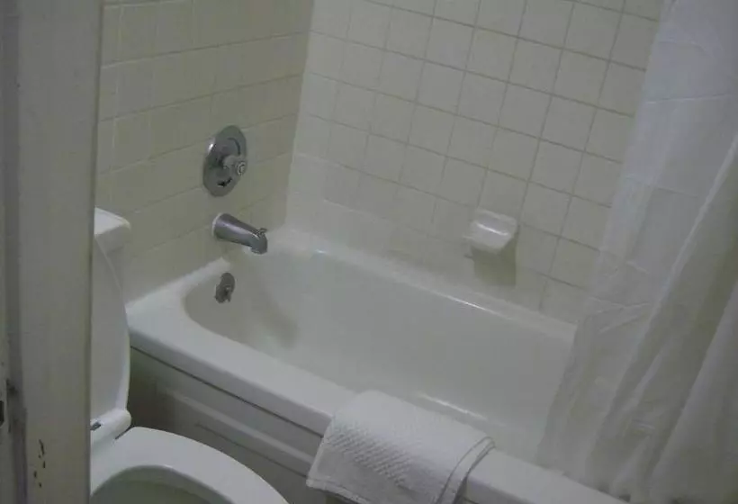 Отель Econo Lodge Inn & Suites