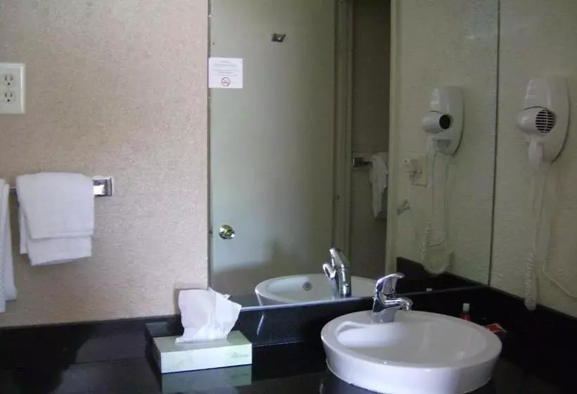 Отель Econo Lodge Inn & Suites