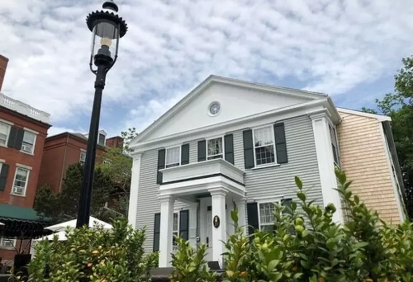 בית מלון כפרי Jared Coffin House