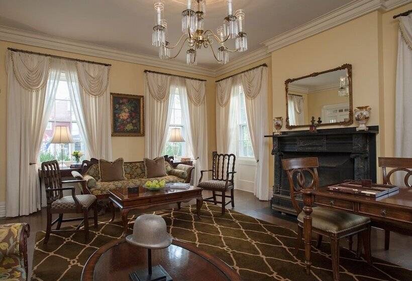 هتل Jared Coffin House