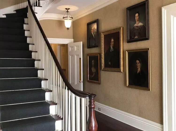 בית מלון כפרי Jared Coffin House