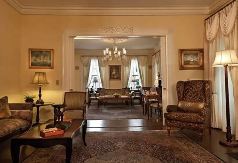 בית מלון כפרי Jared Coffin House