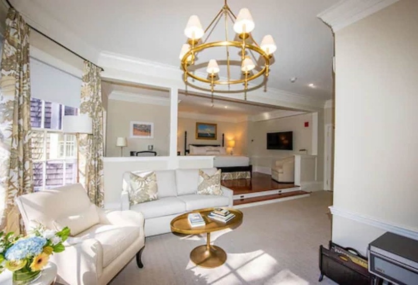 هتل Jared Coffin House