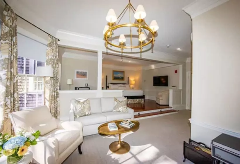 בית מלון כפרי Jared Coffin House