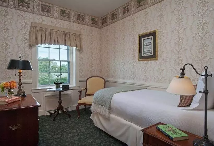 בית מלון כפרי Jared Coffin House