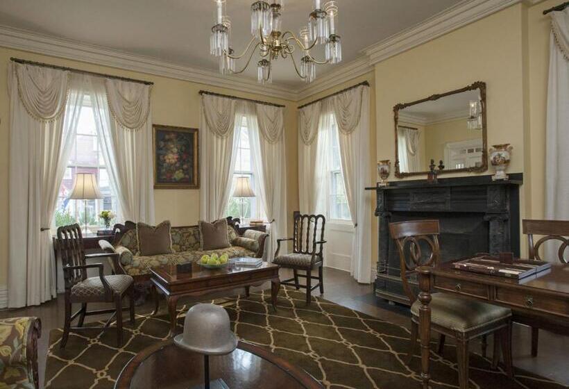 هتل Jared Coffin House