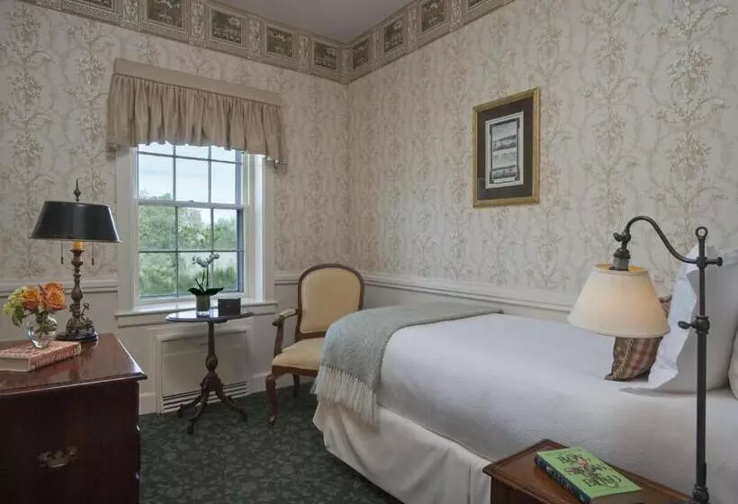 בית מלון כפרי Jared Coffin House