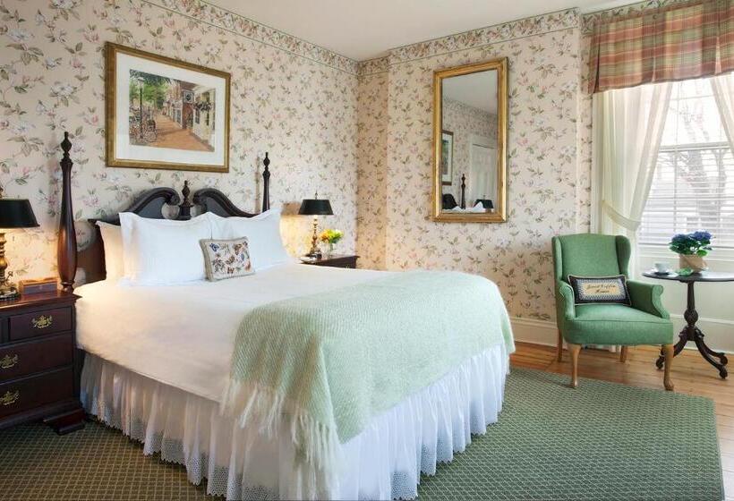 هتل Jared Coffin House