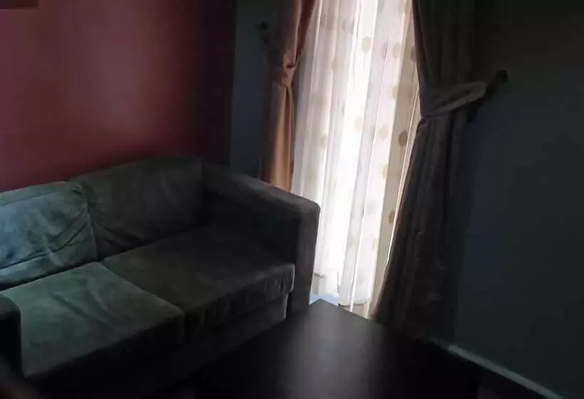 Hard Break Hotel And Suite