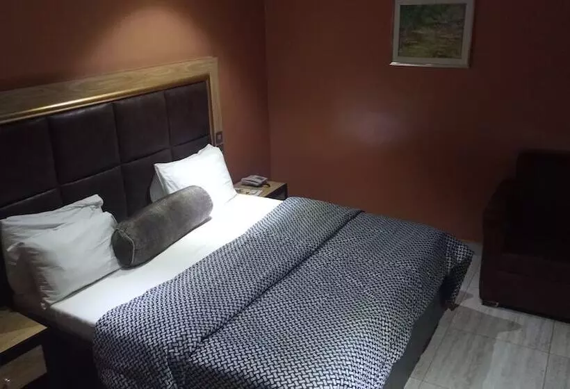 Hard Break Hotel And Suite