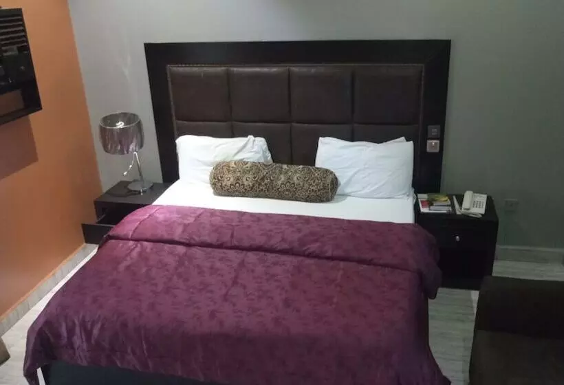 Hard Break Hotel And Suite