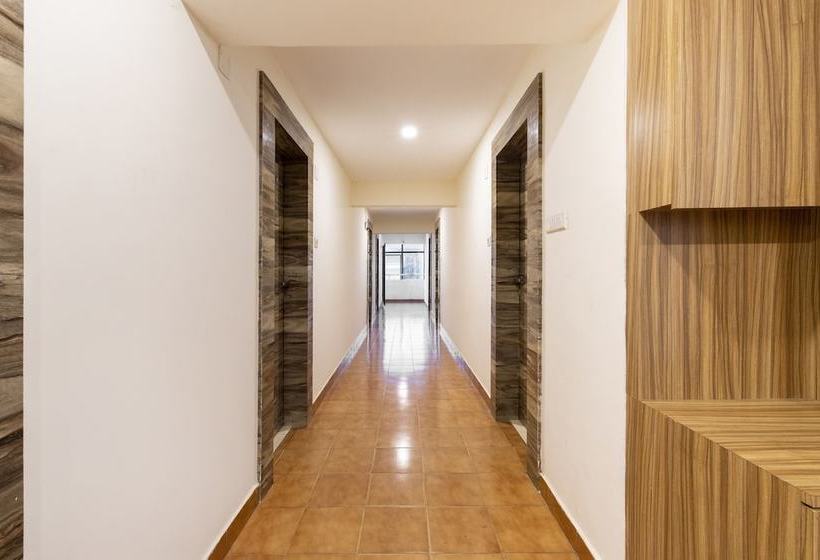 בית מלון כפרי Capital O 49120 Ak International Rooms