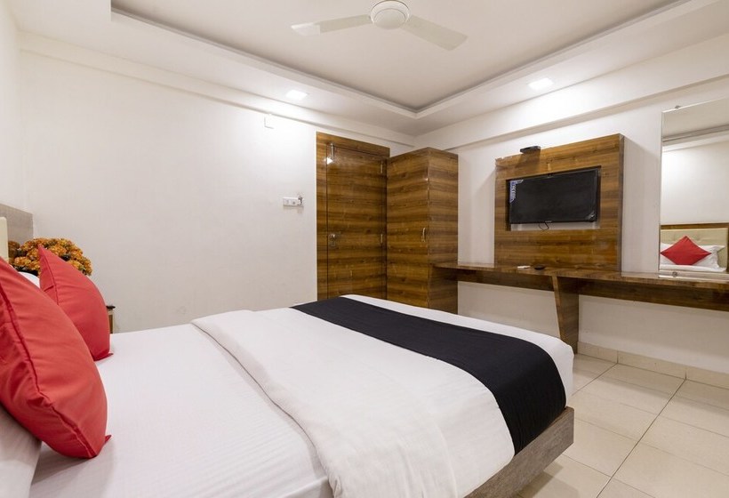 בית מלון כפרי Capital O 49120 Ak International Rooms