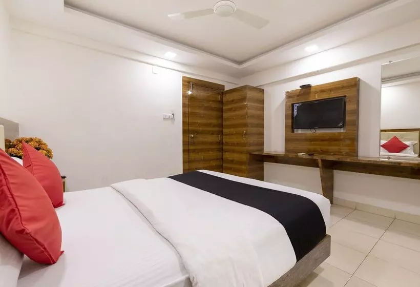 ホテル Capital O 49120 Ak International Rooms
