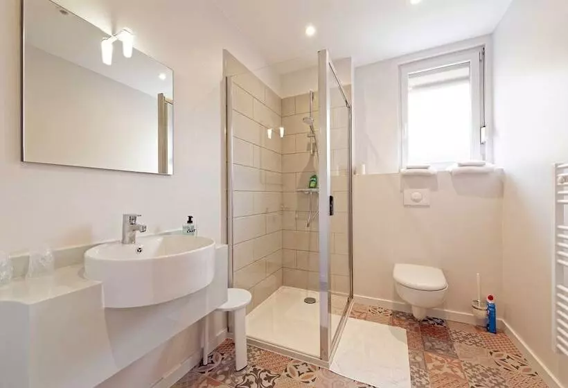 Hotelli Contact Hôtel De La Gare Et Son Restaurant Côte à Côte