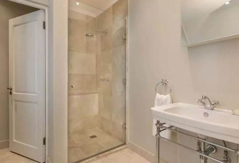 Отель Oxford Healthcare Retreat