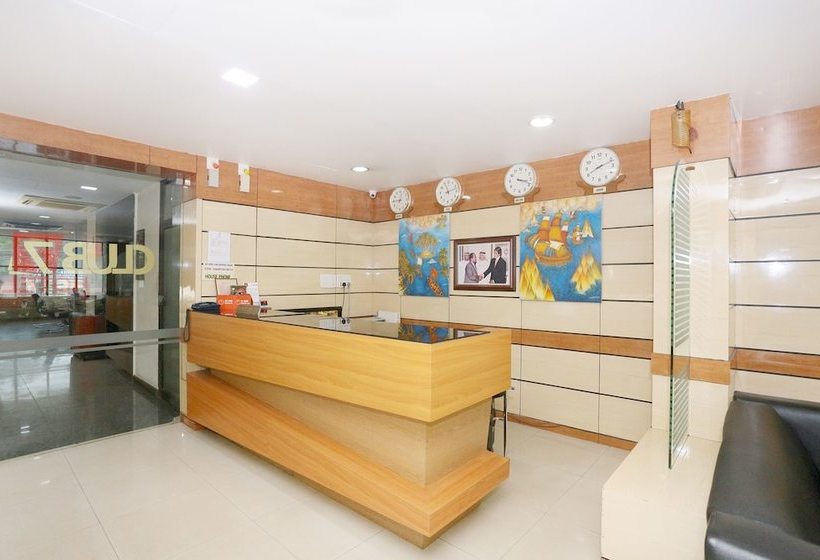 호텔 Capital O 45944 Club 7